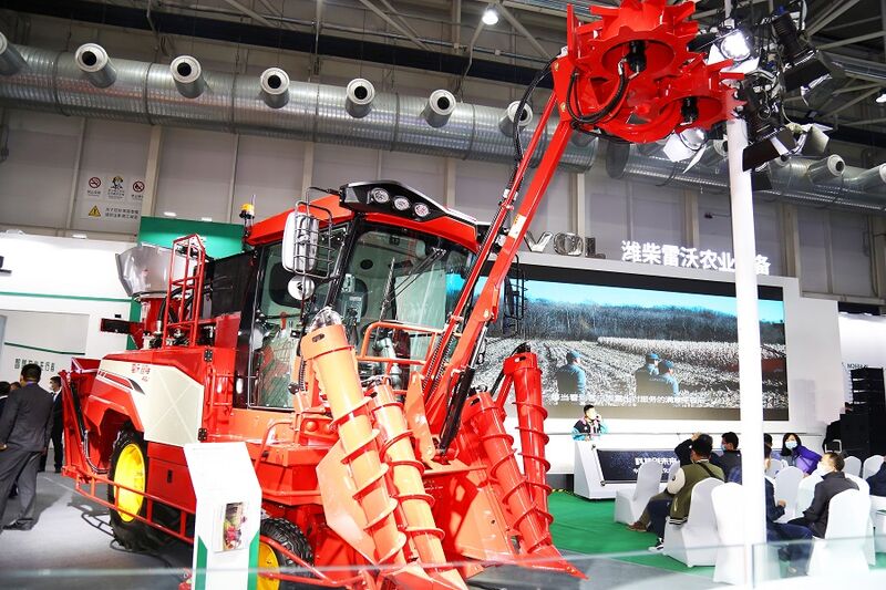4-雷沃谷神4GQ-1甘蔗收獲機(jī)現(xiàn)場(chǎng)展示.jpg