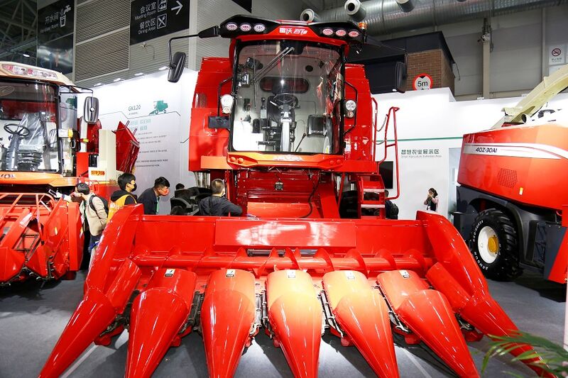 5-雷沃谷神GK120輪式谷物收獲機(jī)現(xiàn)場(chǎng)展示.jpg