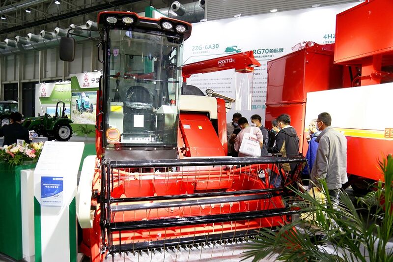 6-雷沃谷神RG70領(lǐng)航版履帶機(jī)現(xiàn)場(chǎng)展示.jpg