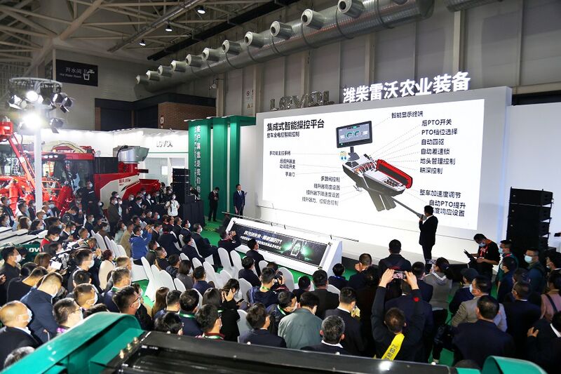5-雷沃P7000大馬力智能拖拉機(jī)現(xiàn)場講解.jpg