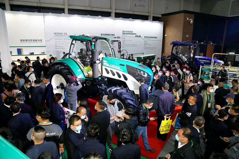 2-雷沃P7000大馬力智能拖拉機(jī)吸引眾多嘉賓駐足.jpg